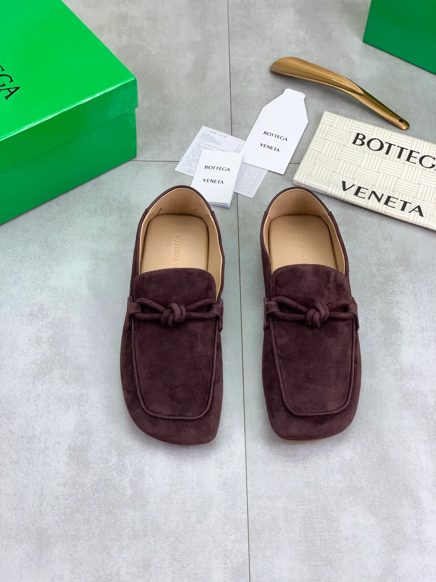 Factory price P760💰Top quality (genuine leather outsole series)💎💎💎 BOTTEGA VENETA official website synchronizes the latest model, top version of the highest version of BV business leather shoes in the market, accept material comparison, shoe type comparison, process comparison, practical and texture, versatile, suitable for any occasion, the more you look at it, the more flavorful it becomes. Pure hand-woven craftsmanship - upper material, imported original hand-woven calfskin - high-quality water-dyed sheepskin lining - original private model custom-made hand-made leather outsole -Size: female 35-39 (34 40 customized) male 39-44 (38 45 customized) Comes with original BV green box, complete packaging.